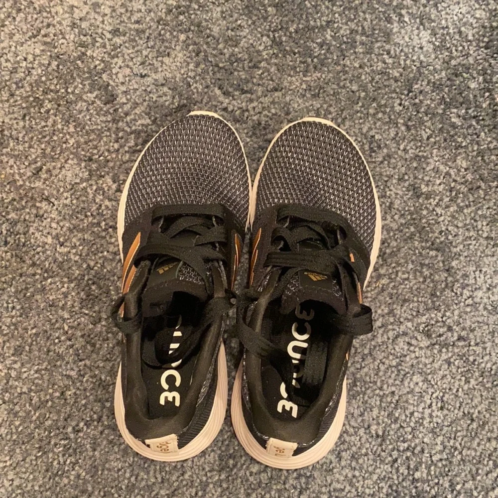 Adidas bounce kids sneakers size 4.5 EUC